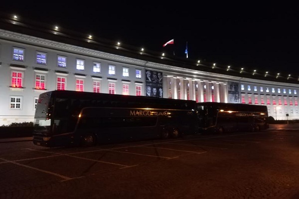 Протест против проволочек: уженд Вроцлава заблокирован двухэтажными автобусами 4